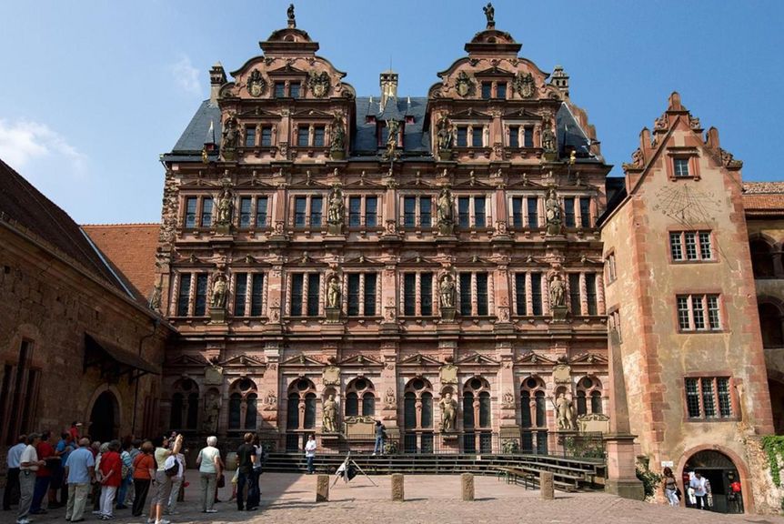 Schloss Heidelberg, Besucher vor der Schlossfassade 
