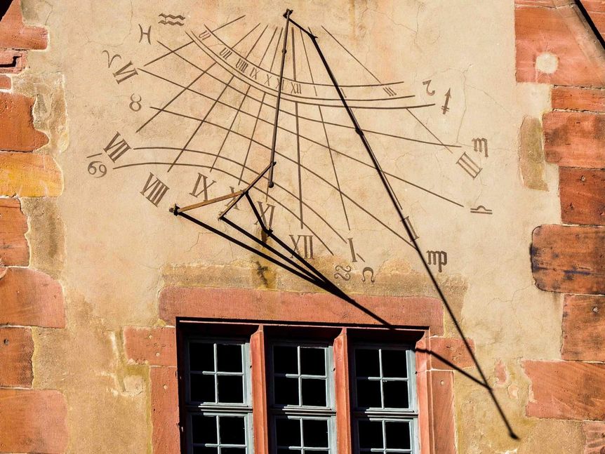 Schloss Heidelberg, Sonnenuhr am gläsernen Saalbau